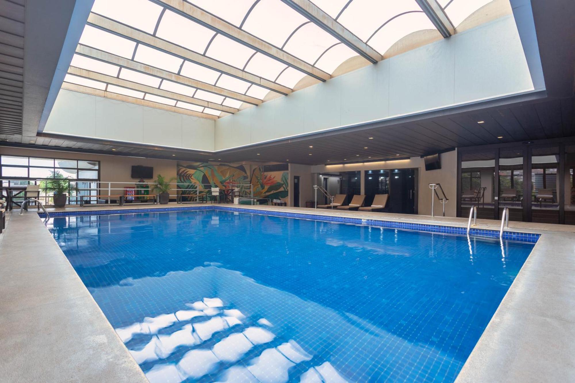 Ouro Minas Hotel Belo Horizonte, Dolce By Wyndham Exterior foto The pool at the hotel